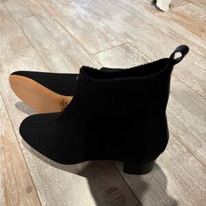 Elegant Black Ribbed Ankle Booties